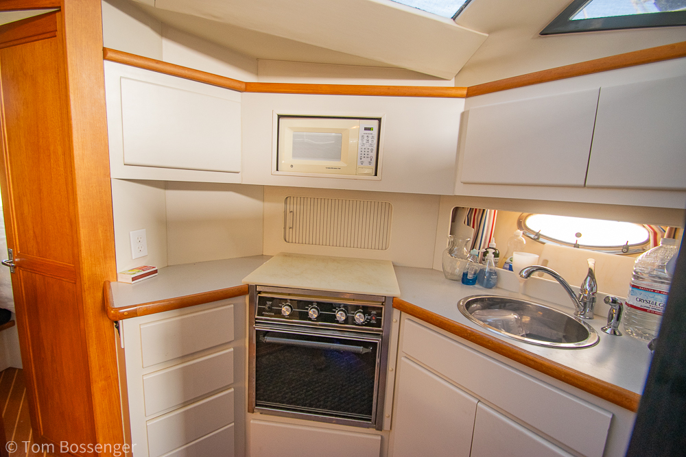 1994 Carver 370 Aft Cabin