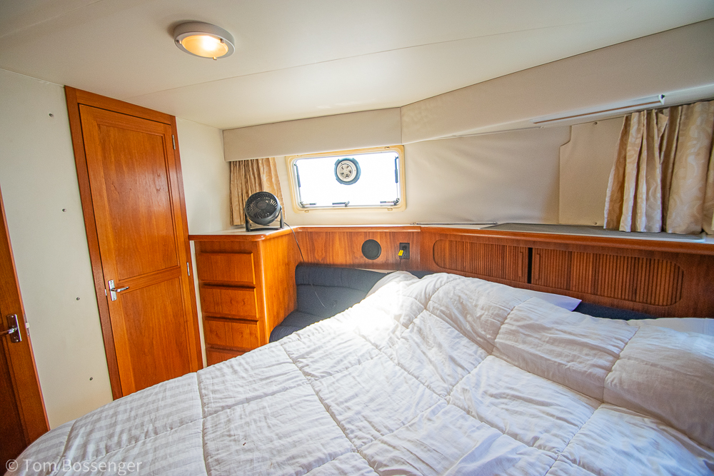 1994 Carver 370 Aft Cabin