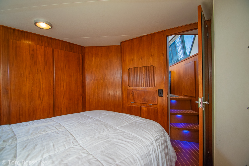 1994 Carver 370 Aft Cabin