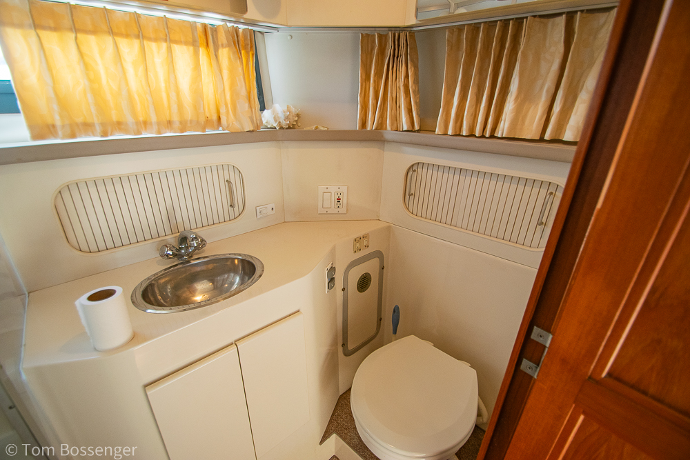 1994 Carver 370 Aft Cabin