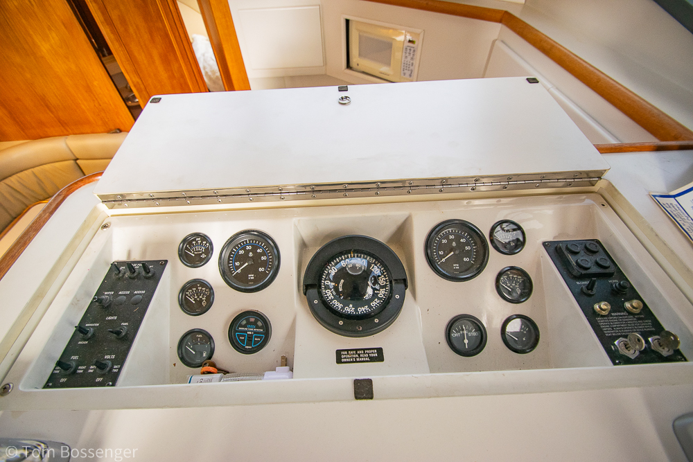 1994 Carver 370 Aft Cabin