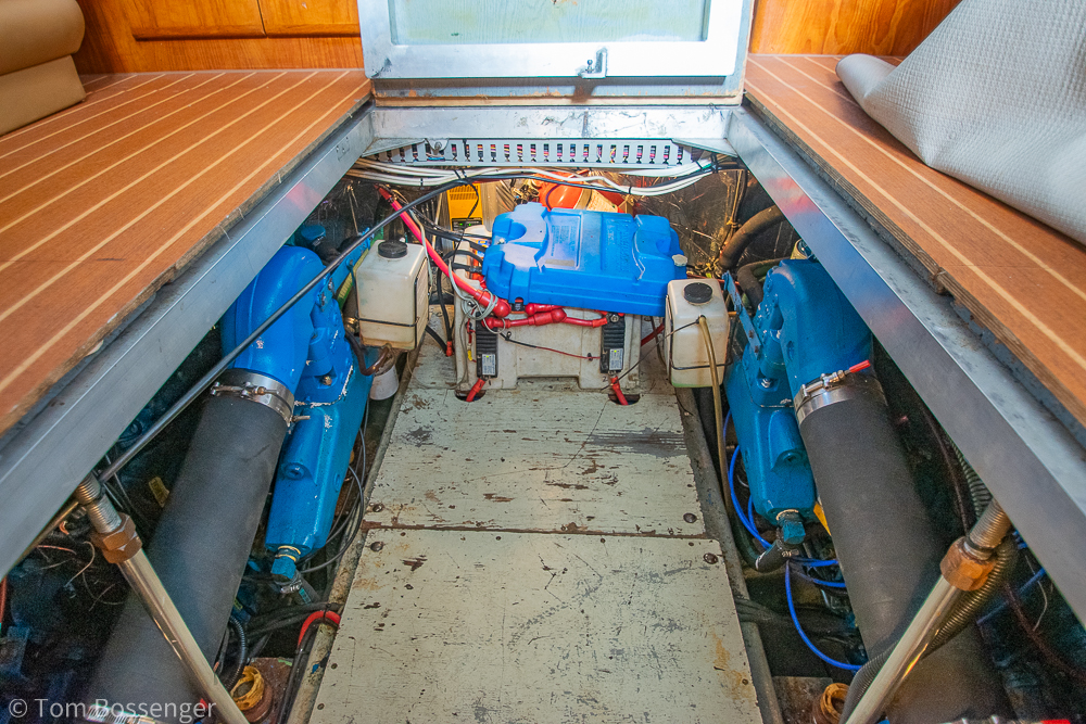 1994 Carver 370 Aft Cabin